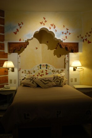 Suite, 1 Queen Bed | Minibar, in-room safe, free wired Internet - Hotel La Casa de las Rosas (Morelia)