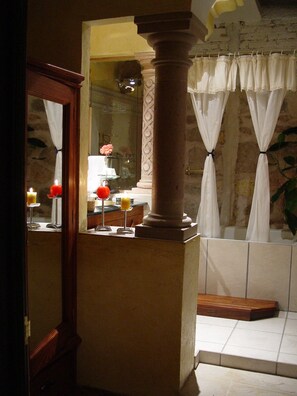 Suite, 1 Queen Bed | Minibar, in-room safe, free wired Internet - Hotel La Casa de las Rosas (Morelia)