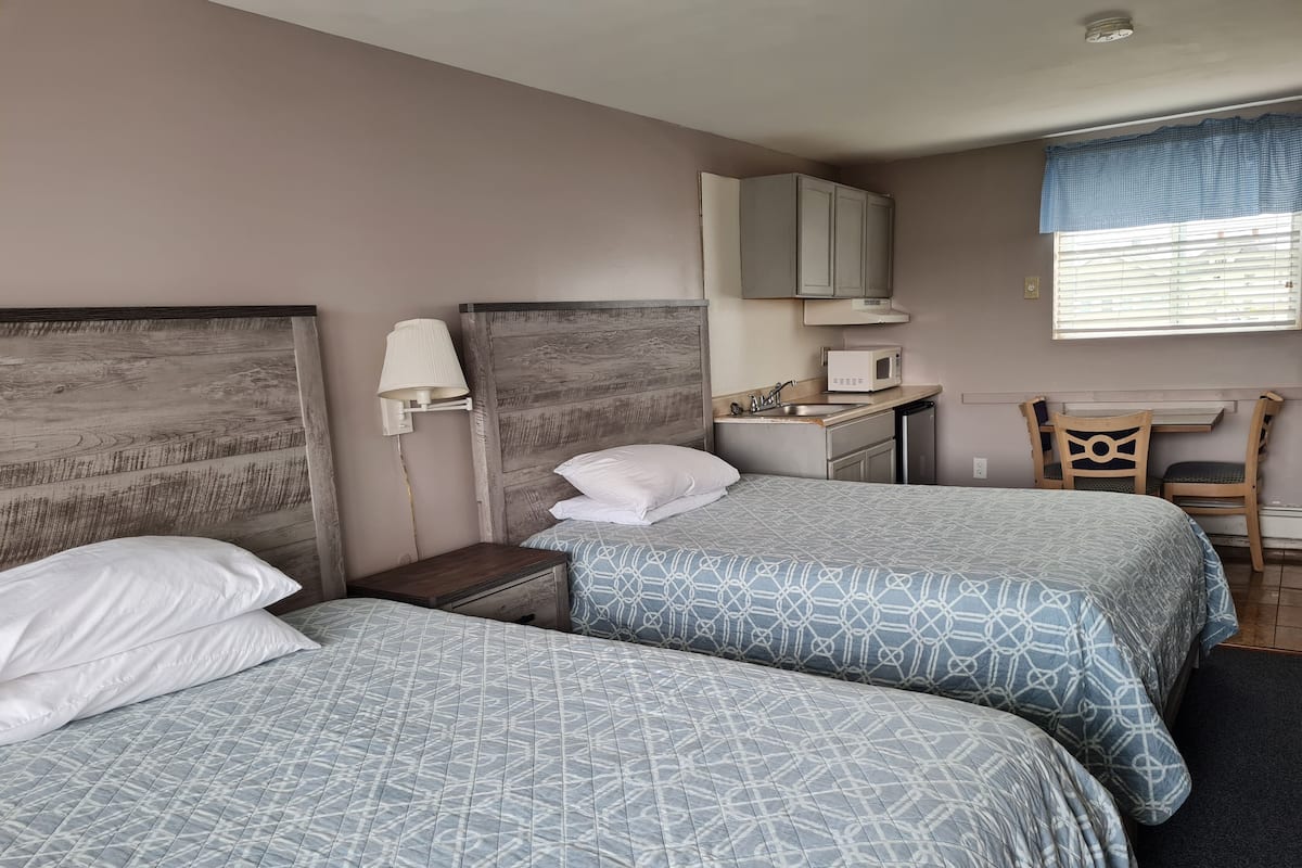 Habitación estándar, 2 camas Queen size, cocina, en el área del patio | Wifi y ropa de cama