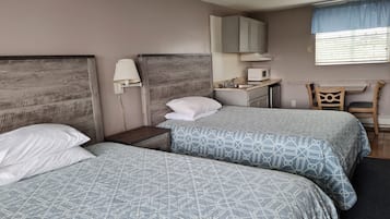 Phòng Tiêu chuẩn, 2 giường cỡ queen, bếp, khu vực sân vườn | Truy cập Internet không dây, bộ trải giường