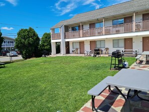 BBQ/picnic Area - Flagship Motor Court (Hampton)