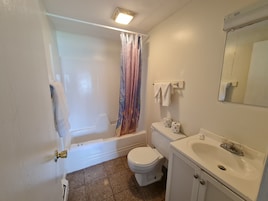 Bañera con ducha, toallas