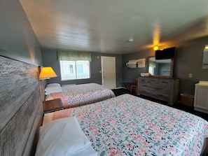 Standard Room, 1 Queen and 1 Double Bed, Kitchenette | Wifi y ropa de cama