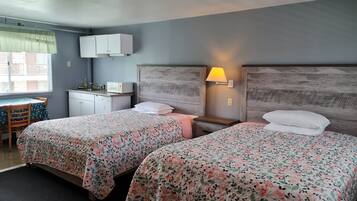Standard Room, 1 Queen and 1 Double Bed, Kitchenette | Wi-Fi, draps fournis