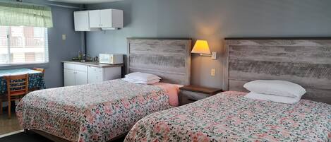 Standard Room, 1 Queen and 1 Double Bed, Kitchenette | Wifi y ropa de cama