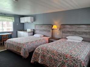 Standard Room, 1 Queen and 1 Double Bed, Kitchenette