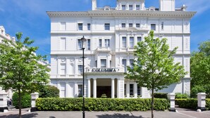 Ein weißes Gebäude mit der Aufschrift "COLUMBIA" auf der Vorderseite.