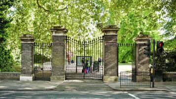 Een toegangspoort met een bord waarop 'Lancaster Gate' staat.