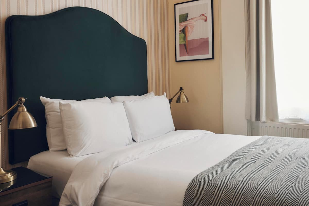 Economy tweepersoonskamer | Een bureau, gratis wifi, beddengoed