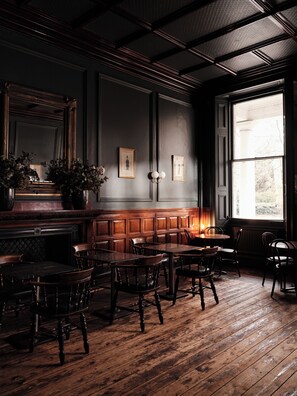 Bar (on property) - The Columbia (London)