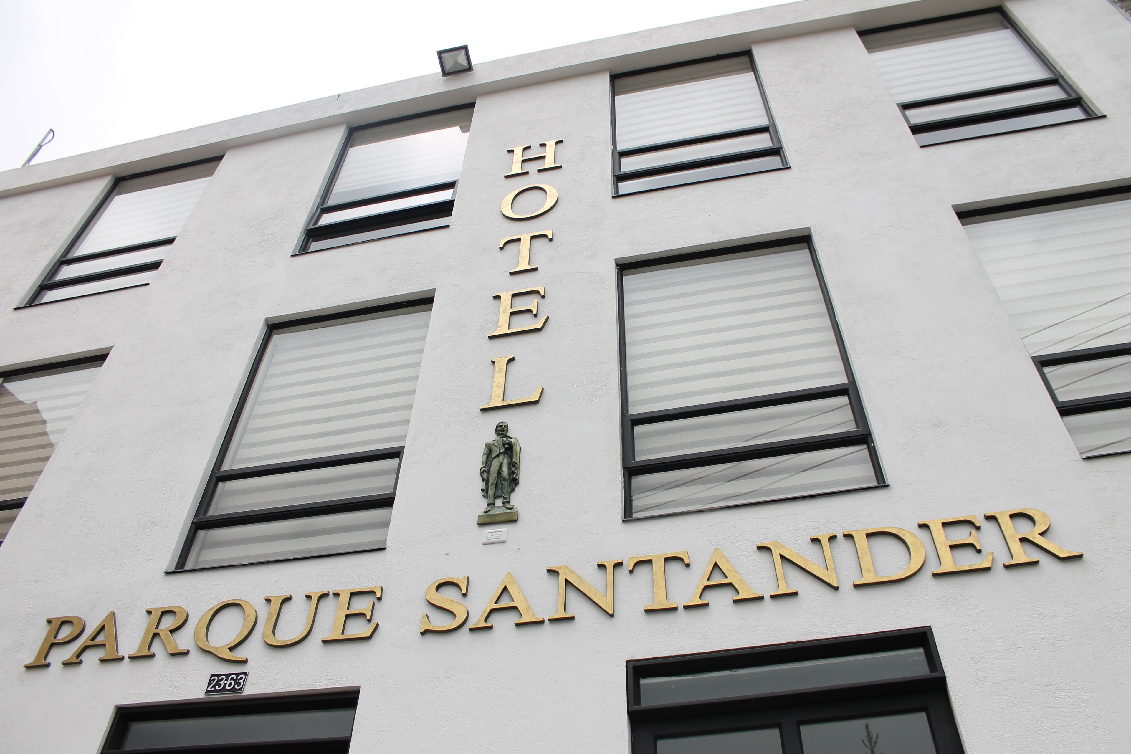 Fachada de hotel con el nombre 'PARQUE SANTANDER' y 'HOTEL' exhibido en letras doradas.
