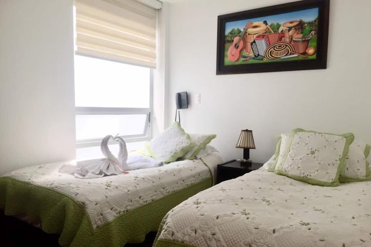 1 kamar tidur, seprai antialergi, selimut bulu angsa, dan minibar