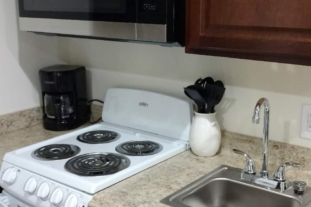 Deluxe Double Room, 2 Queen Beds | Private kitchenette