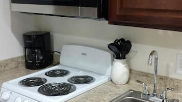 Deluxe Double Room, 2 Queen Beds | Private kitchenette | Microwave