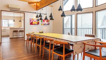 Chalet, 6 Bedrooms | Dining room