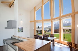 Chalet, 3 habitaciones | Cocina privada | Refrigerador con congelador, microondas y parrilla de estufa 