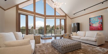 1 habitación, decoración personalizada, muebles diferentes y escritorio 