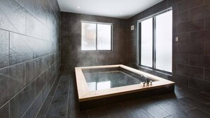 Chalet, 6 slaapkamers | Badkamer | Een bad/douchecombinatie, gratis toiletartikelen, een haardroger