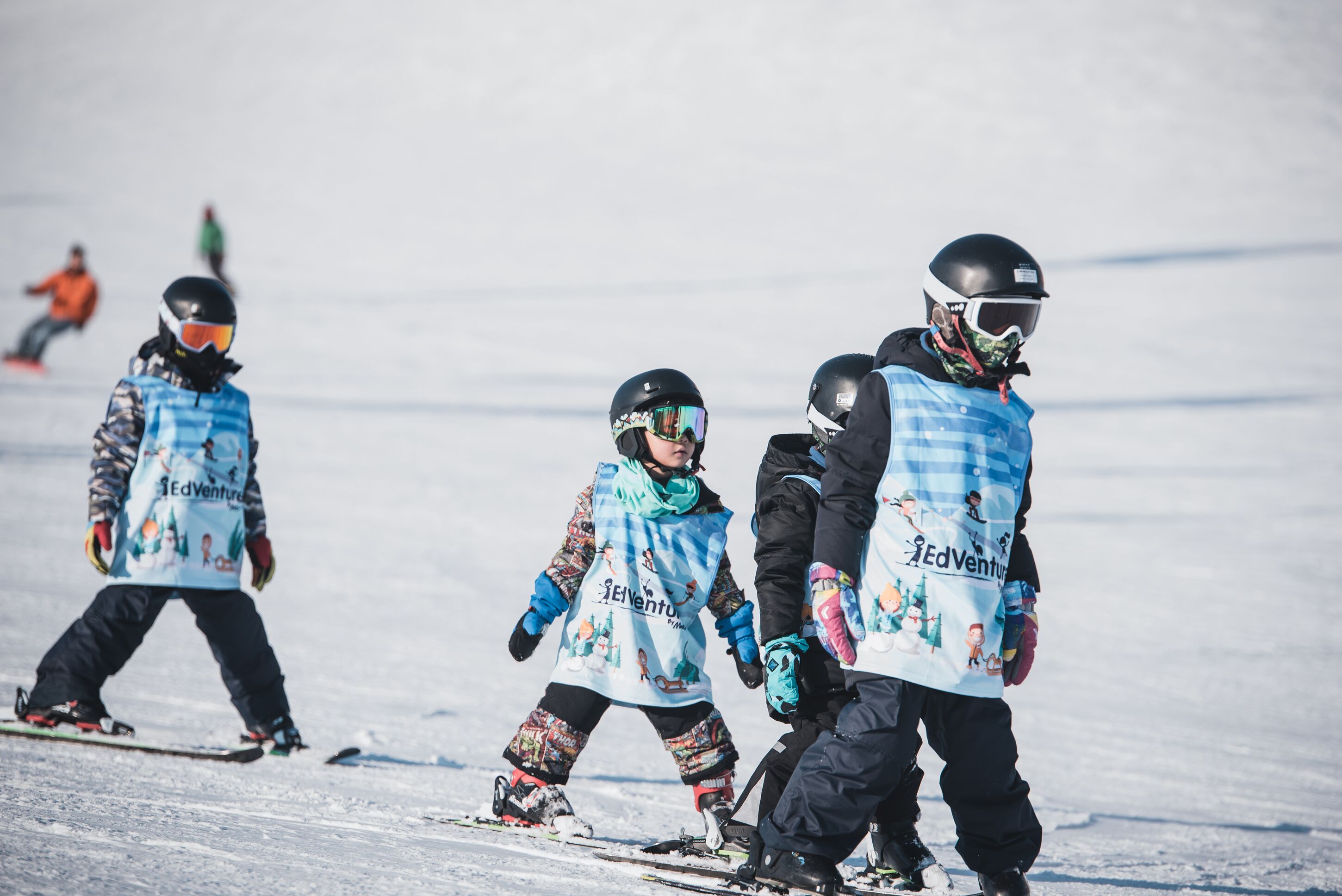 Un grupo de personas esquiando en una pendiente nevada.