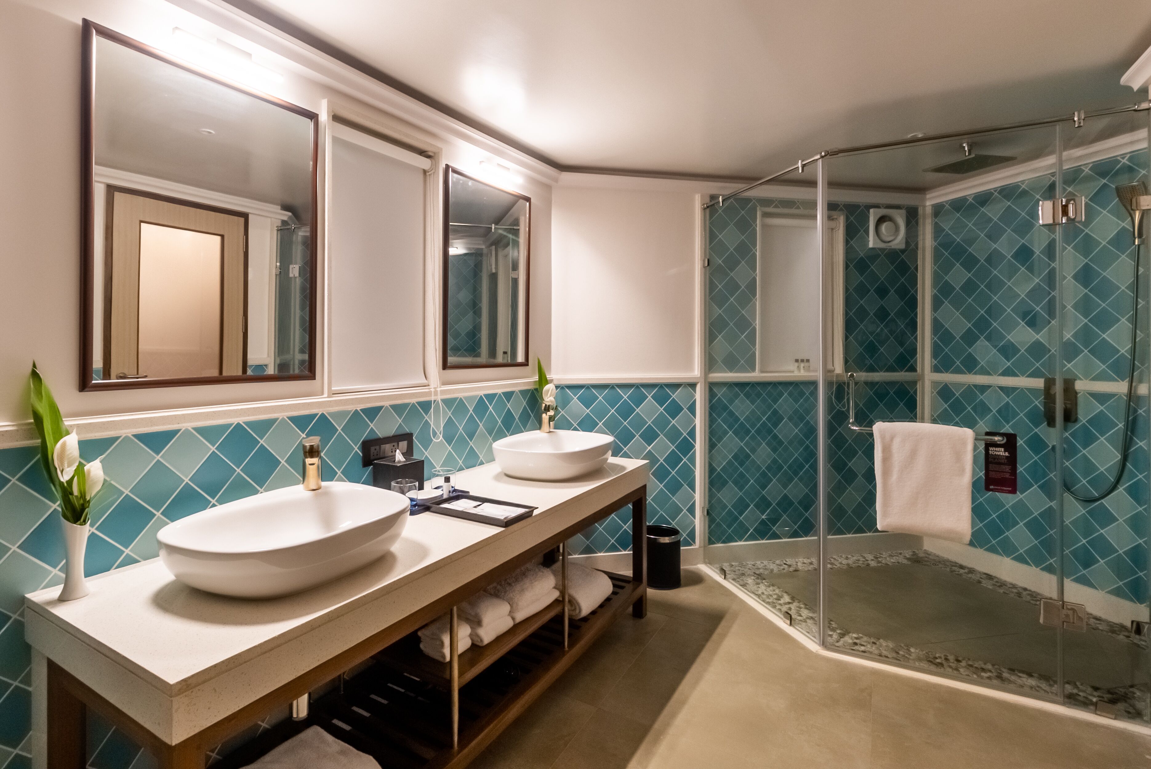 sea view chalet | bathroom | shower, hair dryer, bathrobes, slippers