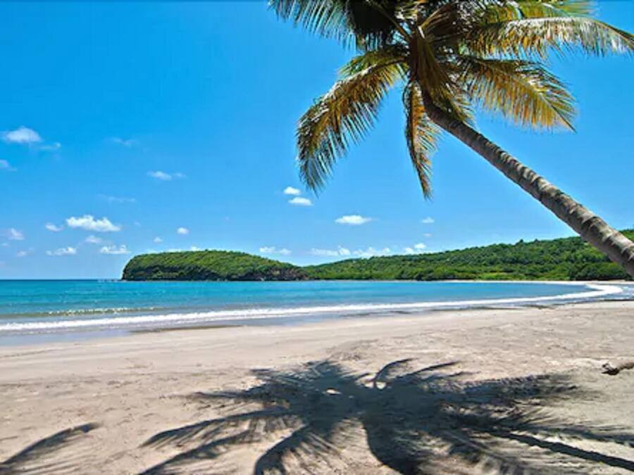 Sulla spiaggia, sabbia bianca, kayak