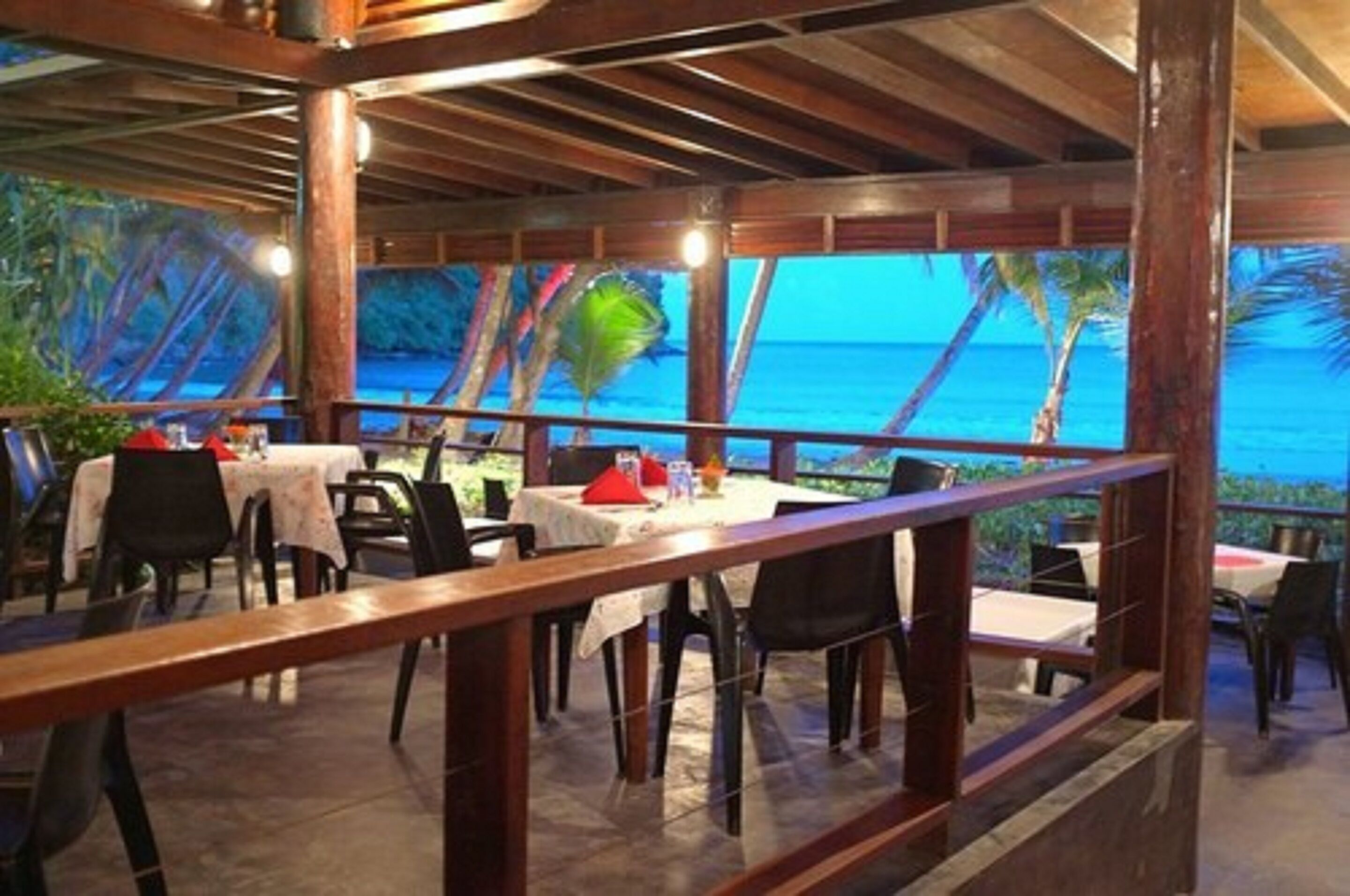 Breakfast, lunch, dinner served; local cuisine, beach views 