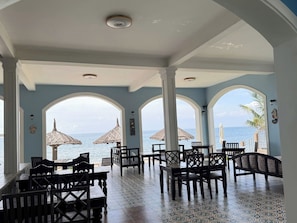 Daily cooked-to-order breakfast (VND 350000 per person)