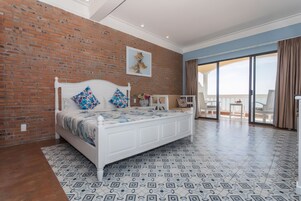 奢华套房, 1 张特大床, 海洋景观, 海滨 (Ocean Front Grace Suite) | 1 多间卧室、高档床上用品、加厚床垫、迷你吧