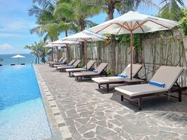 室外游泳池，06:00 至 19:00 开放，日光浴躺椅