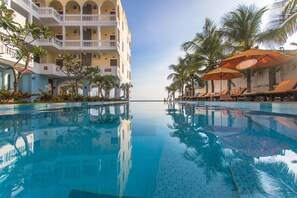 Außenpool, geöffnet von 06:00 Uhr bis 19:00 Uhr, Liegestühle