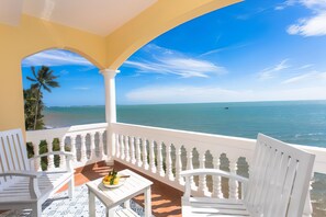 Habitación cuádruple Premier, frente al mar (Ocean Front Grace Family Suite) | Vistas al mar