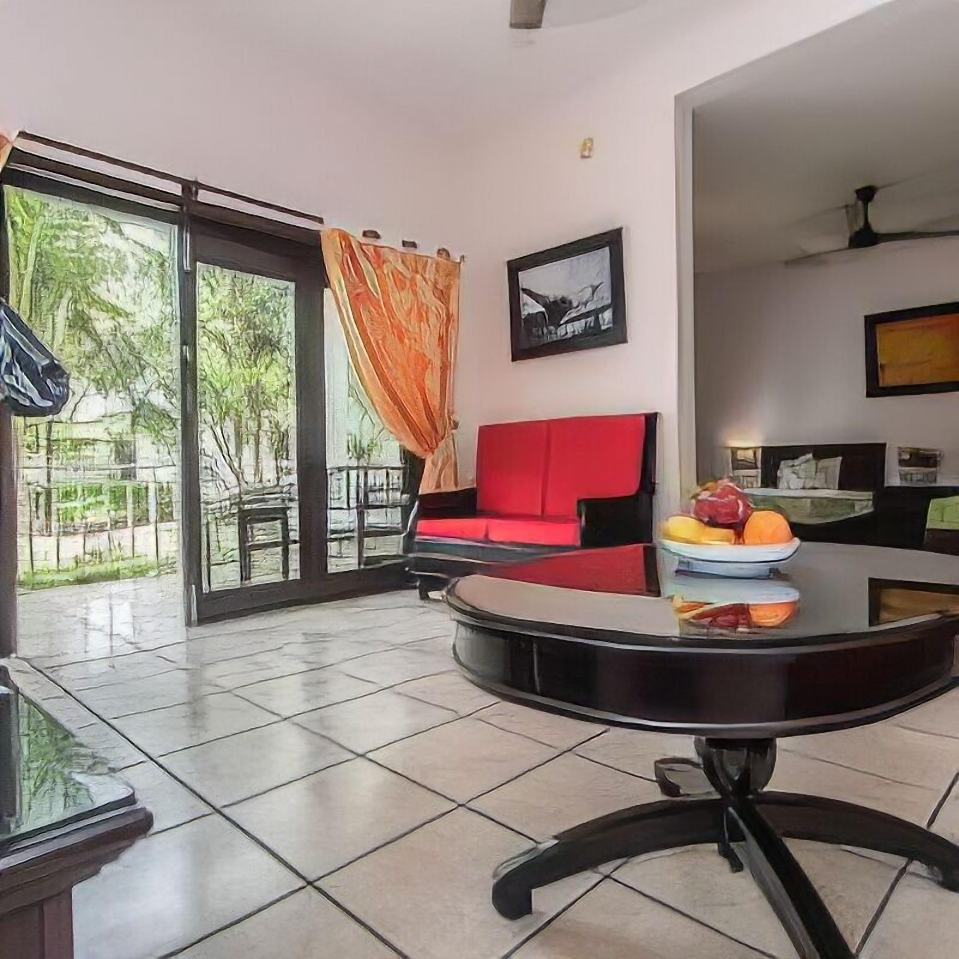 家庭房, 花园景观 (Garden View Family Suite) | 起居区 | 32-英寸纯平电视 （配备有线频道）、电视