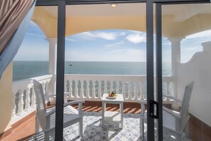 럭셔리 스위트, 킹사이즈침대 1개, 바다 전망, 바닷가 (Ocean Front Grace Suite) | 테라스/파티오