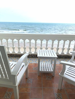 Suite Luxe, 1 très grand lit, vue océan, en front de mer (Ocean Front Grace Suite) | Terrasse/Patio