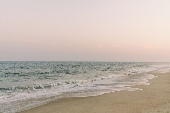 Pantai berhampiran, pasir putih, kerusi lepak pantai, payung