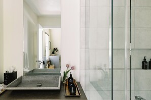 Shower, rainfall showerhead, designer toiletries, hair dryer - The Roundtree, Amagansett (Amagansett)