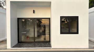 Escritorio, wifi gratis y ropa de cama