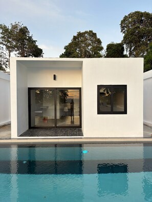 Desk, free WiFi, bed sheets - Pine Bungalow (Krabi)