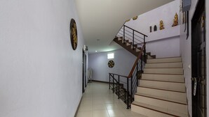 Un pasillo con una escalera que conduce a una plataforma.