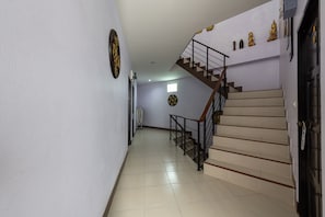Staircase - Baan Yuyen Karon Guesthouse (Karon)