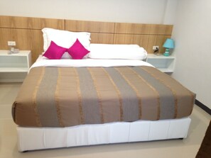 Standard tvåbäddsrum (Standard Double or Twin Room) | Minibar, skrivbord, mörkläggningsgardiner och ljudisolering