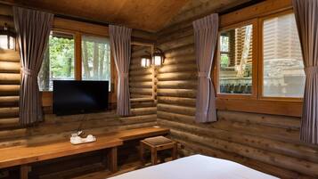 Premium bedding, in-room safe, blackout curtains, bed sheets
