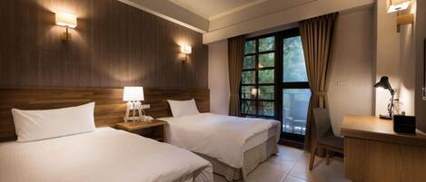 Ropa de cama de alta calidad y caja de seguridad en la habitación