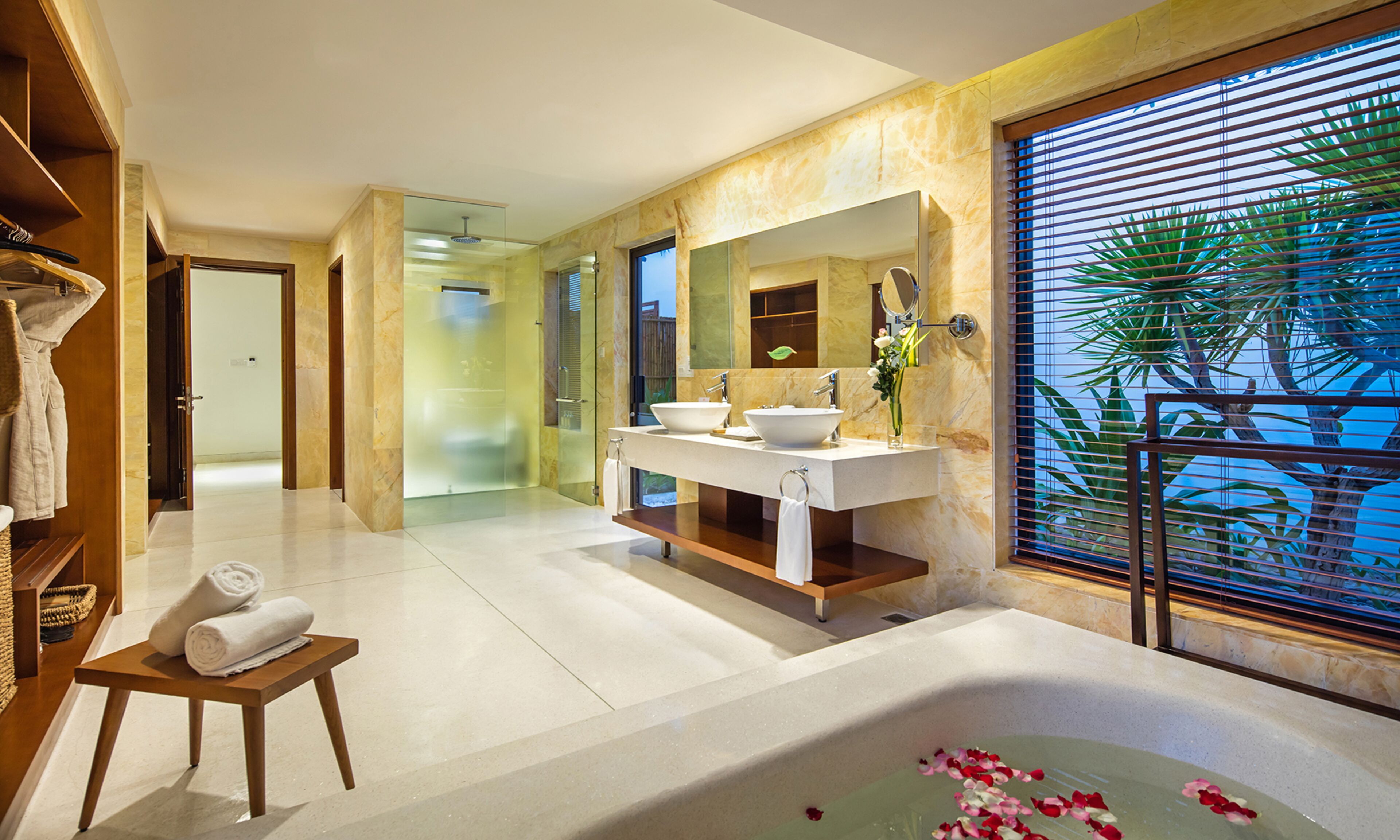 Une salle de bain moderne avec une grande baignoire, deux lavabos et un grand miroir.