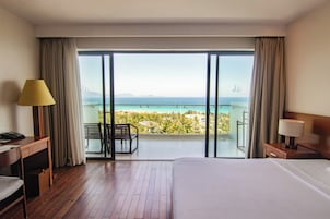 Minibar, odada kasa, masa, dizüstü bilgisayar çalışma alanı 