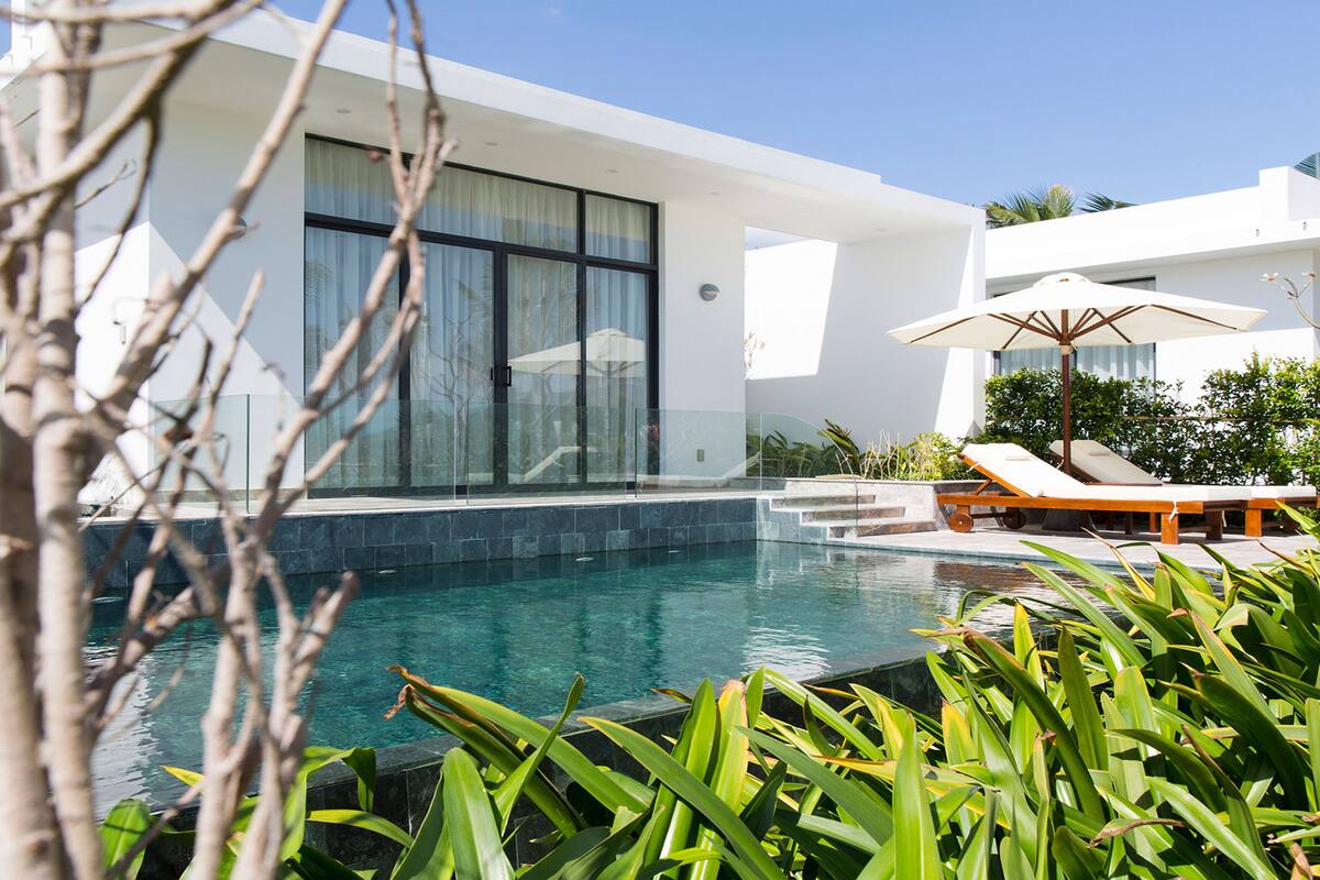 Pool Villa (with Pool View) | ميني بار وخزنة داخل الغرفة ومكتب ومساحة عمل للكمبيوتر المحمول