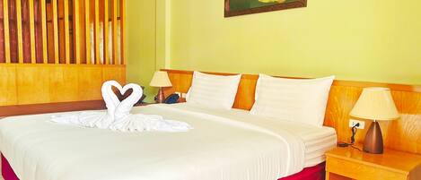 Peti besi dalam bilik, meja, langsir/tirai gelap terus, Wi-fi percuma