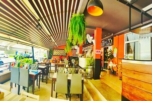 Se sirven desayunos, almuerzos, cenas y cocina tailandesa 