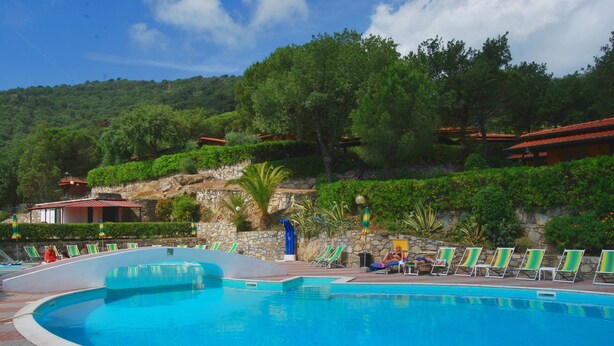 Outdoor pool, pool umbrellas, sun loungers - Villaggio Colombo (Andora)
