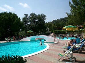 Outdoor pool, pool umbrellas, sun loungers - Villaggio Colombo (Andora)